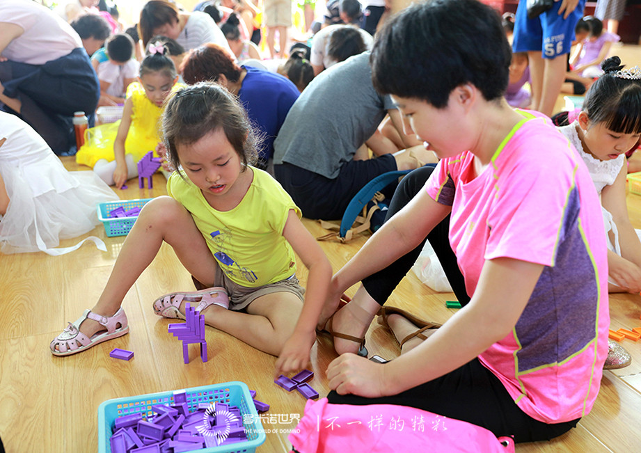 快樂童年、夢(mèng)想啟航-四季青青少年活動(dòng)中心多米諾游戲體驗(yàn)活動(dòng)