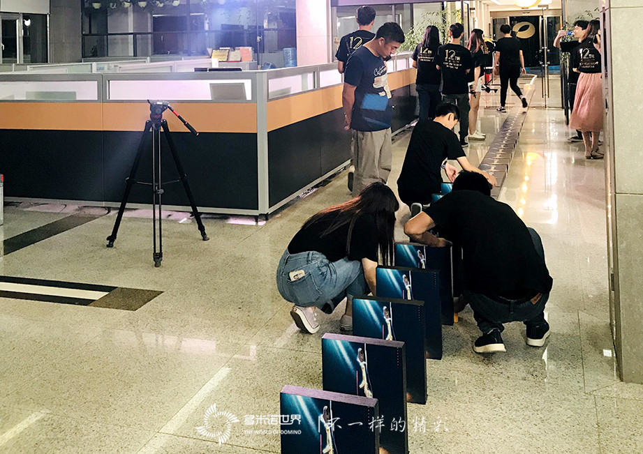 美侖美奐多米諾骨牌秀開場，金鷹女神華麗登場