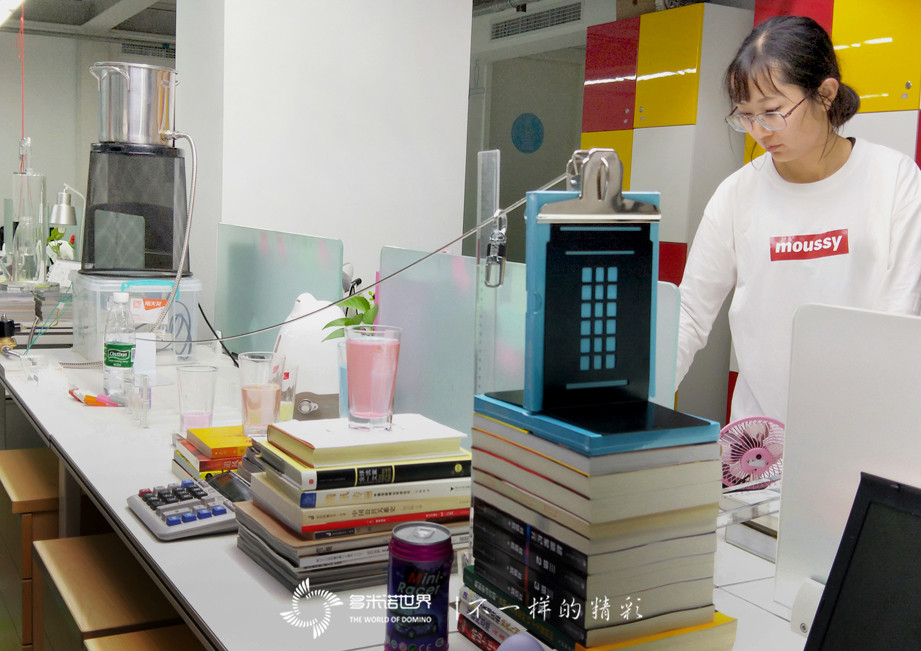 “I’m BACK！”黑莓視頻—精巧多米諾裝置展示KEYone新品特性