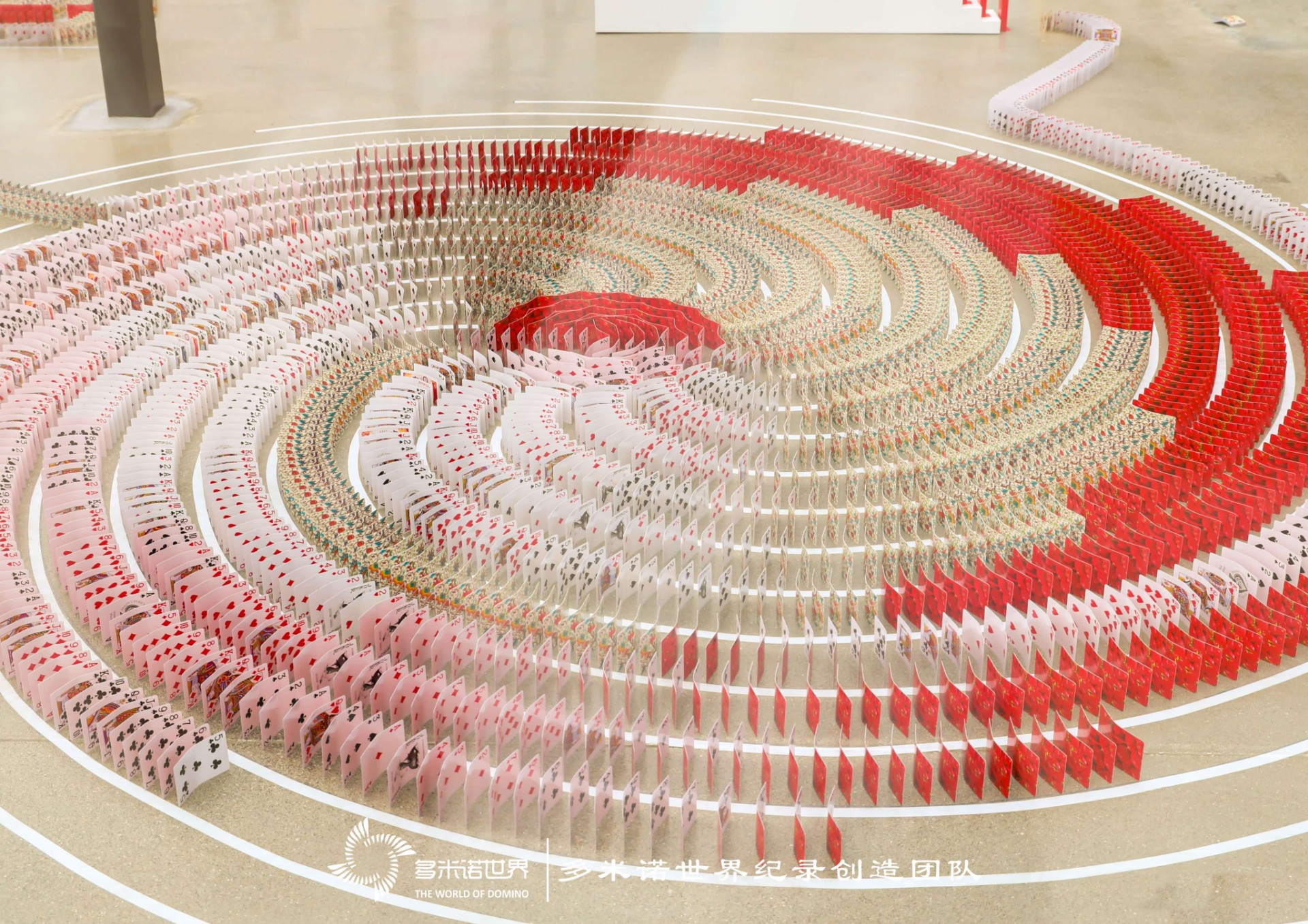 “以多米諾方式推到最多的卡牌”吉尼斯世界紀錄挑戰(zhàn)成功